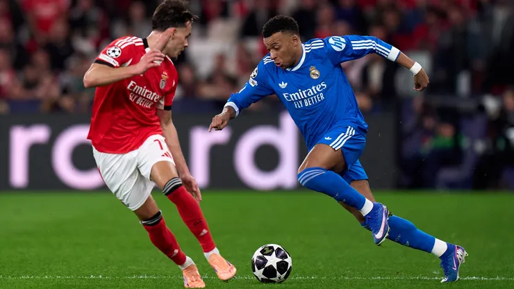 Mbappé tenta driblar rival no duelo Benfica x Real Madrid (Angel Martinez/Getty Images)