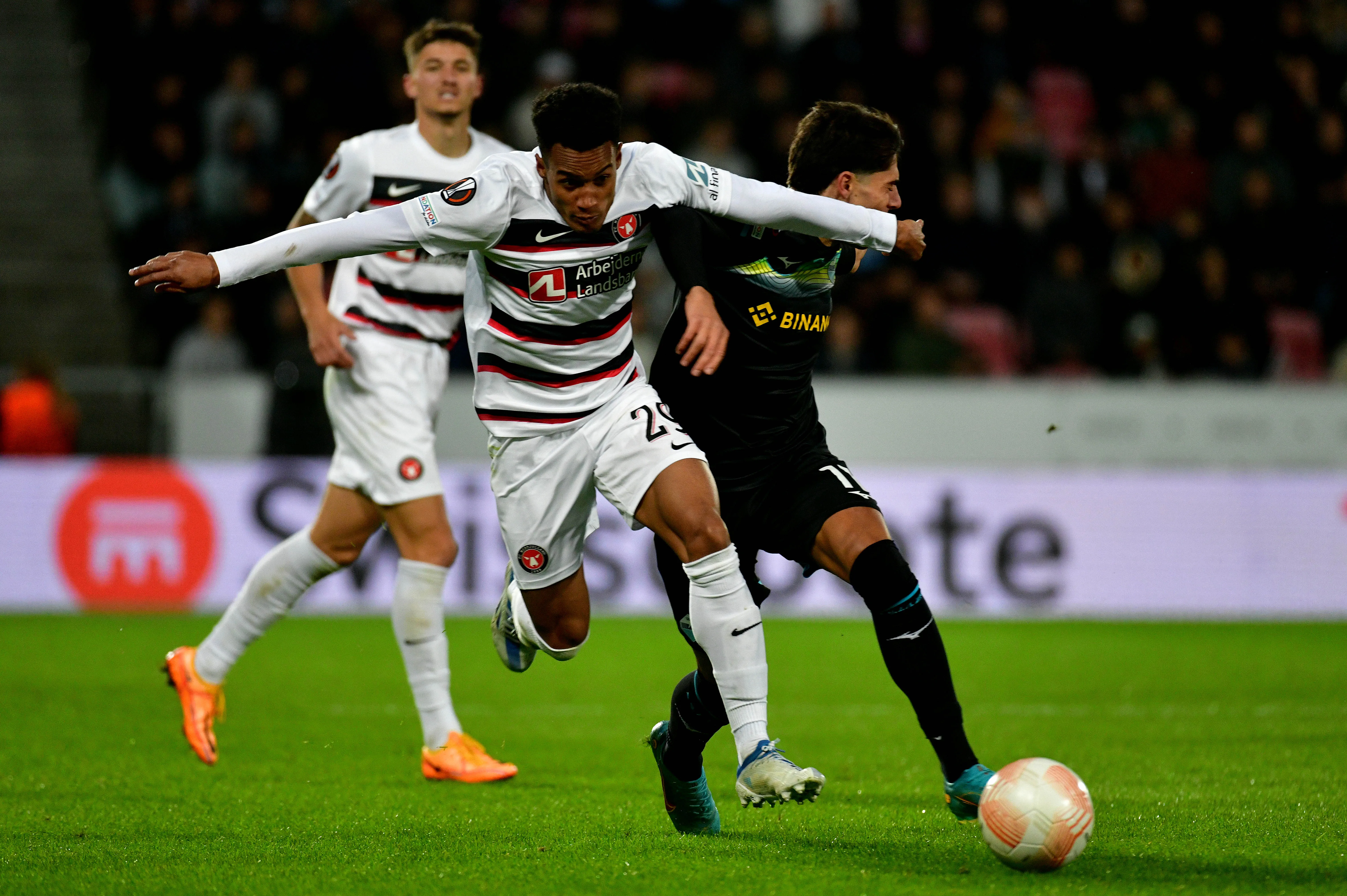 Paulinho (de branco) em disputa num jogo entre Midtjylland x Lazio (Photo by Marco Rosi – SS Lazio/Getty Images)