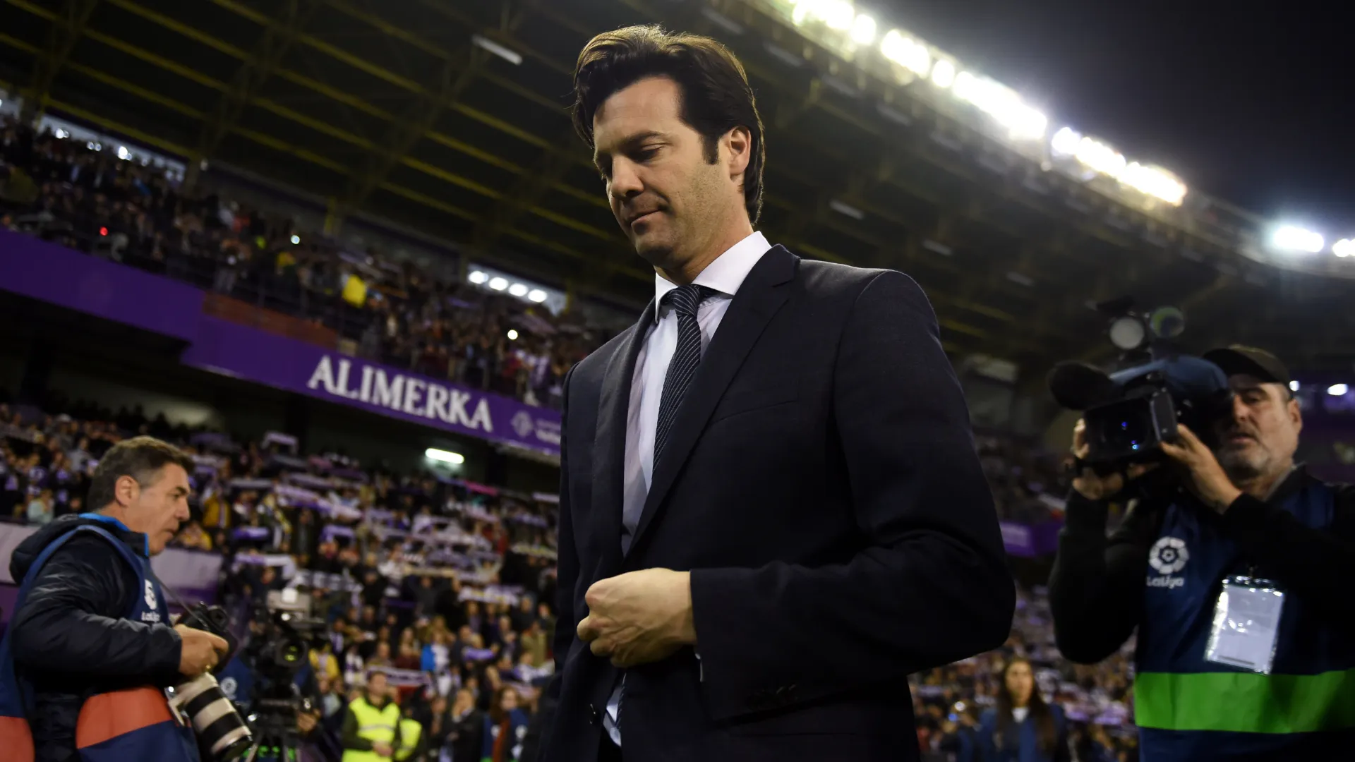 Santiago Solari, de terno, durante partida do Real Madrid. Alvo do River Plate.