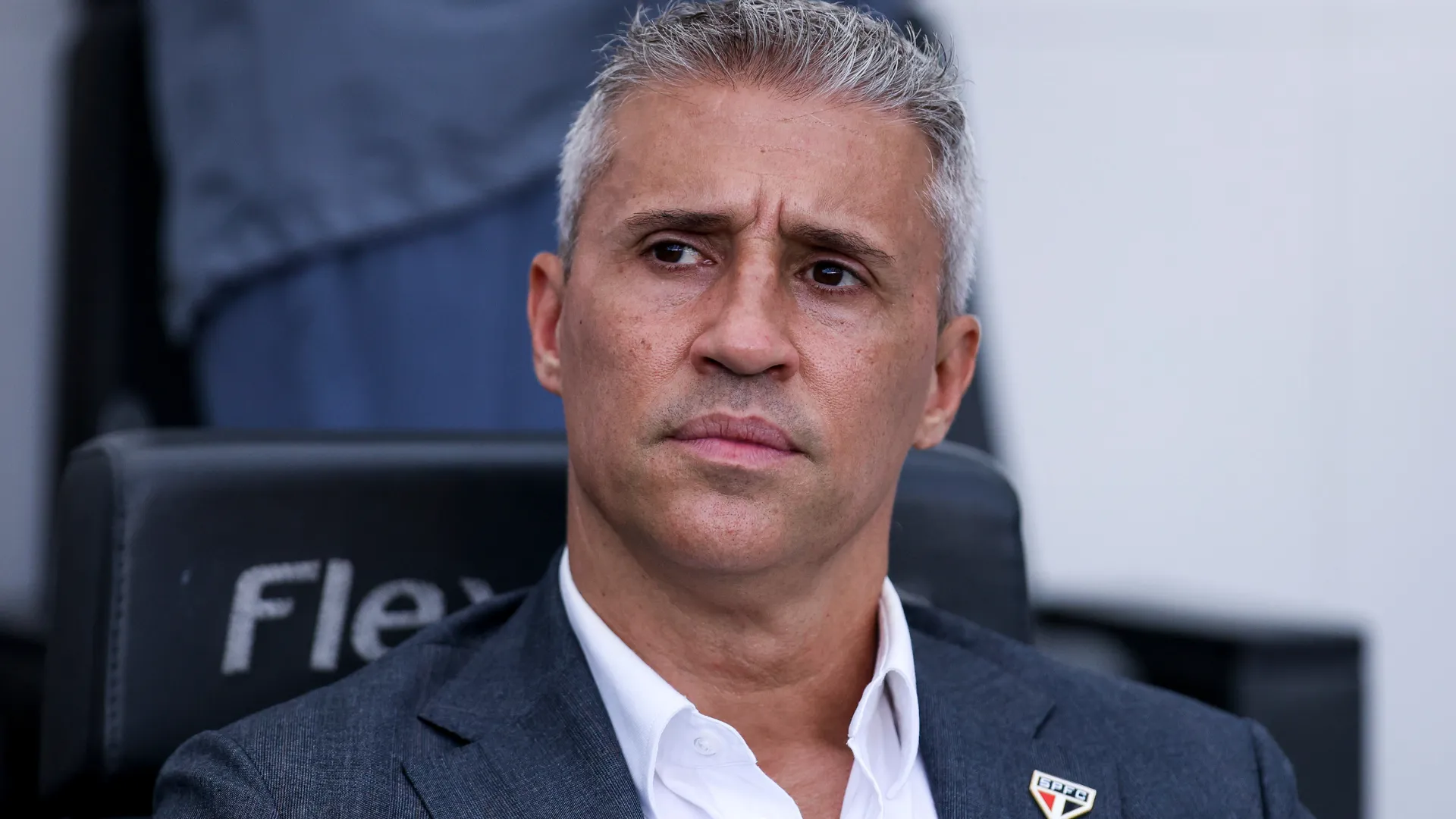 Hernán Crespo aparece olhando para o centro durante um jogo do São Paulo