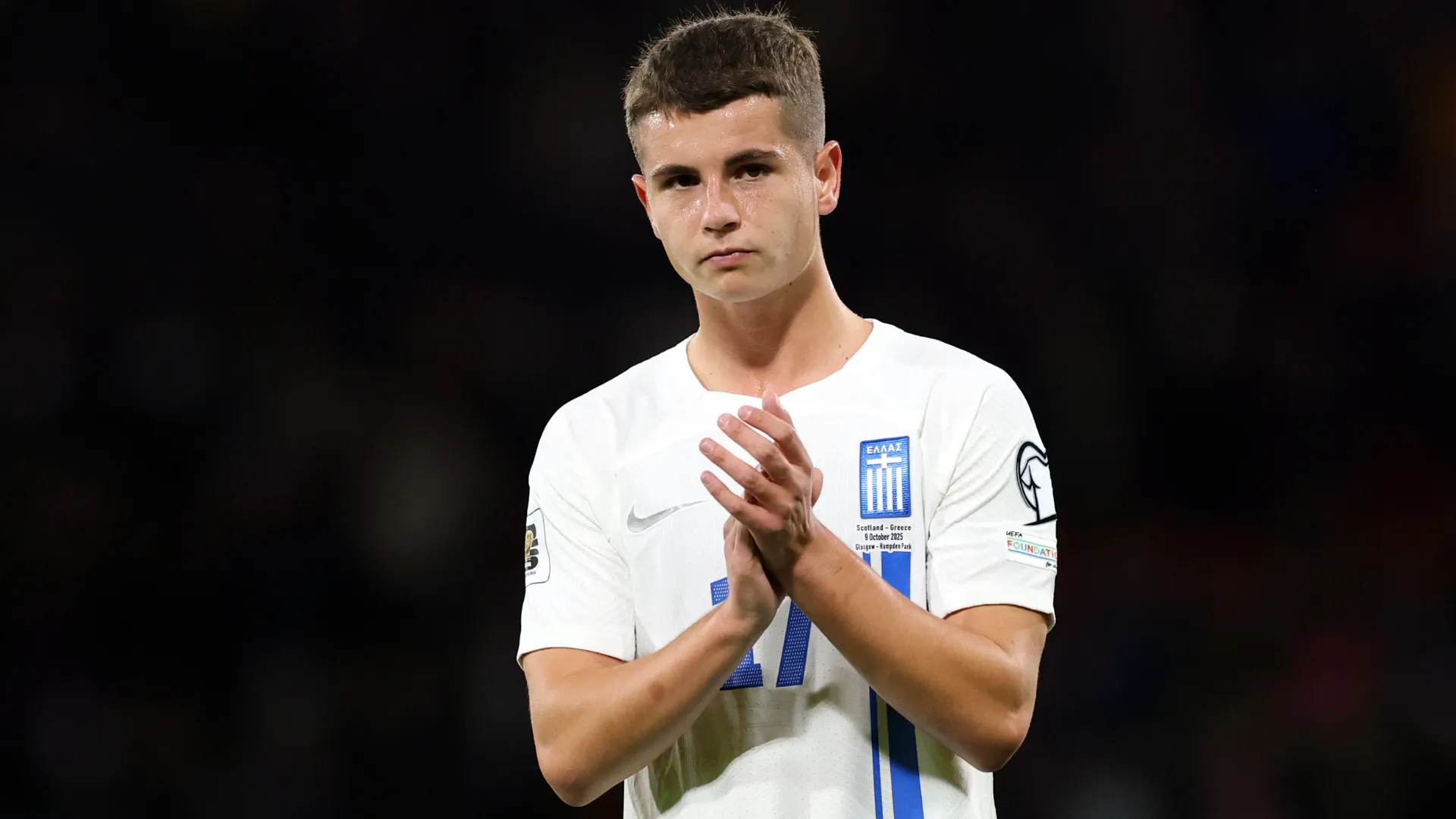 Christos Mouzakitis bate palmas durante partida pela Grécia