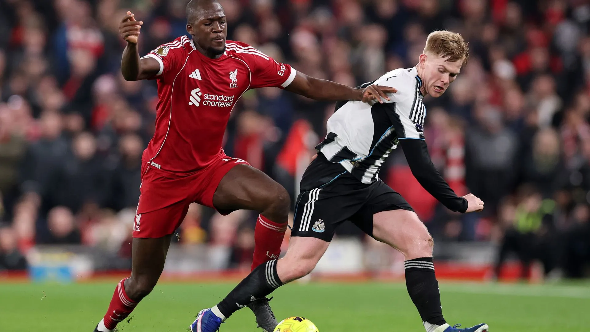 Ibrahima Konate durante partida da Premier League. Foto: Stu Forster/Getty Images