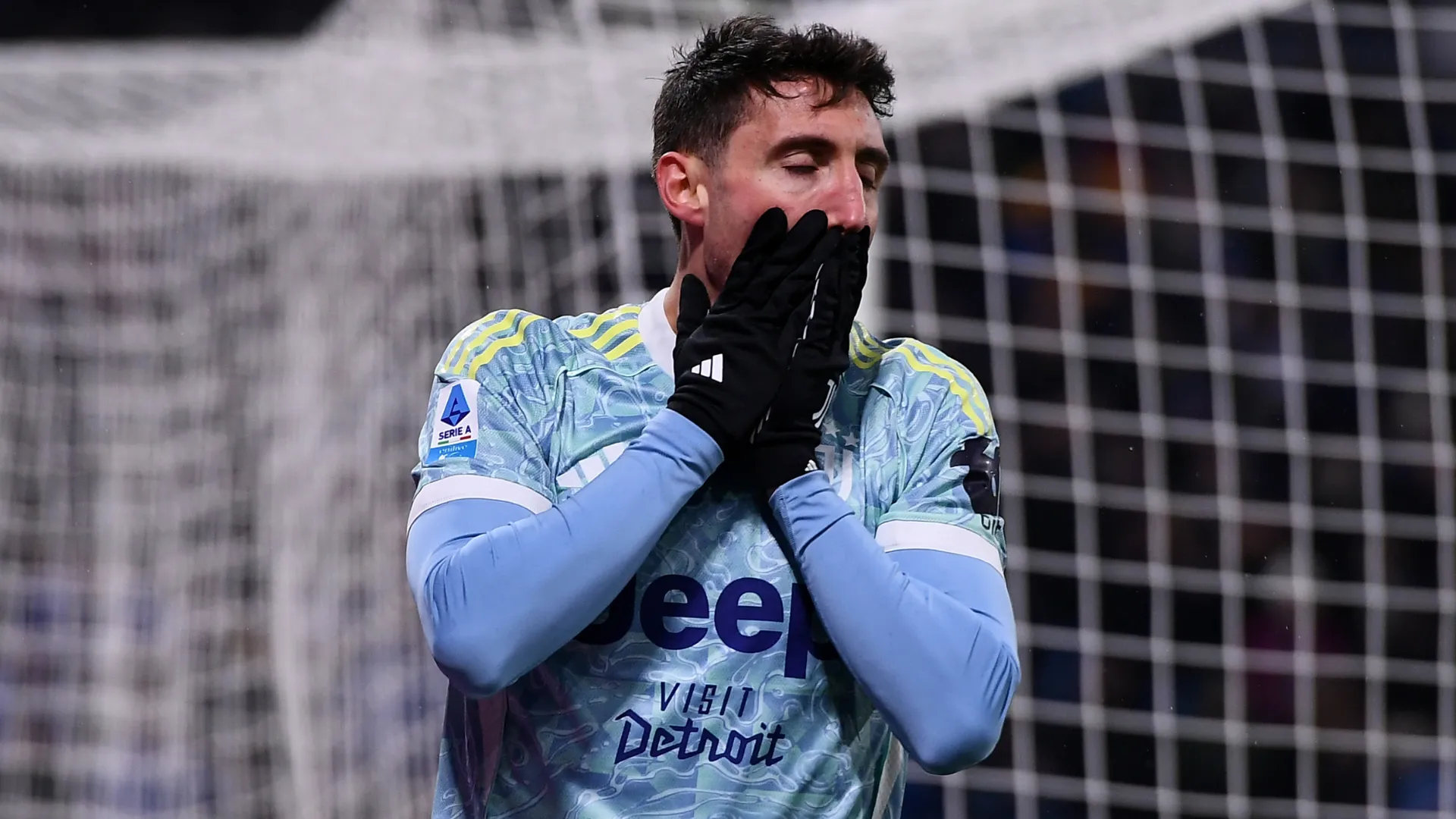 Andrea Cambiaso lamenta durante partida da Juventus