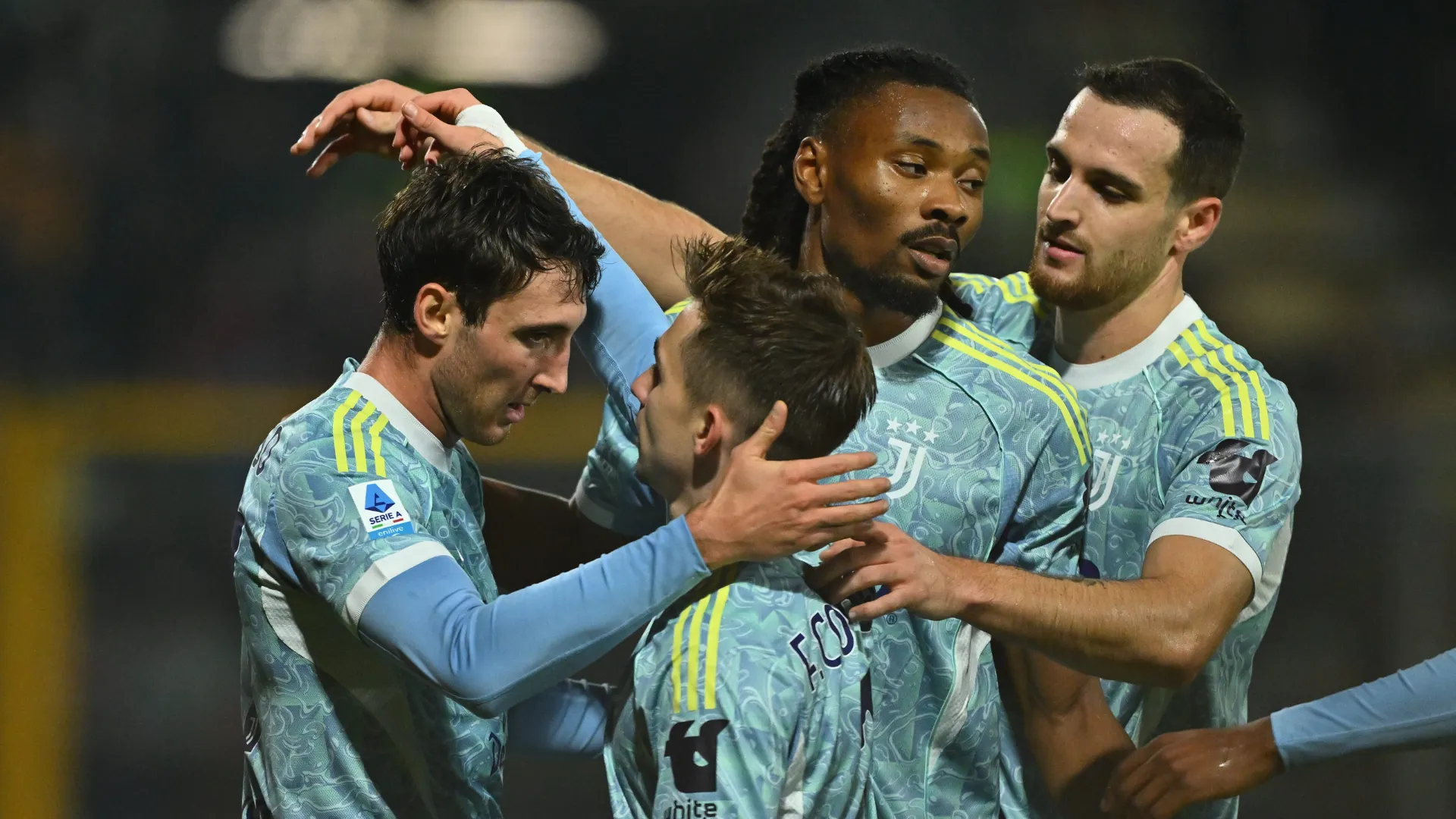 Andrea Cambiaso comemorando com o elenco da Juventus