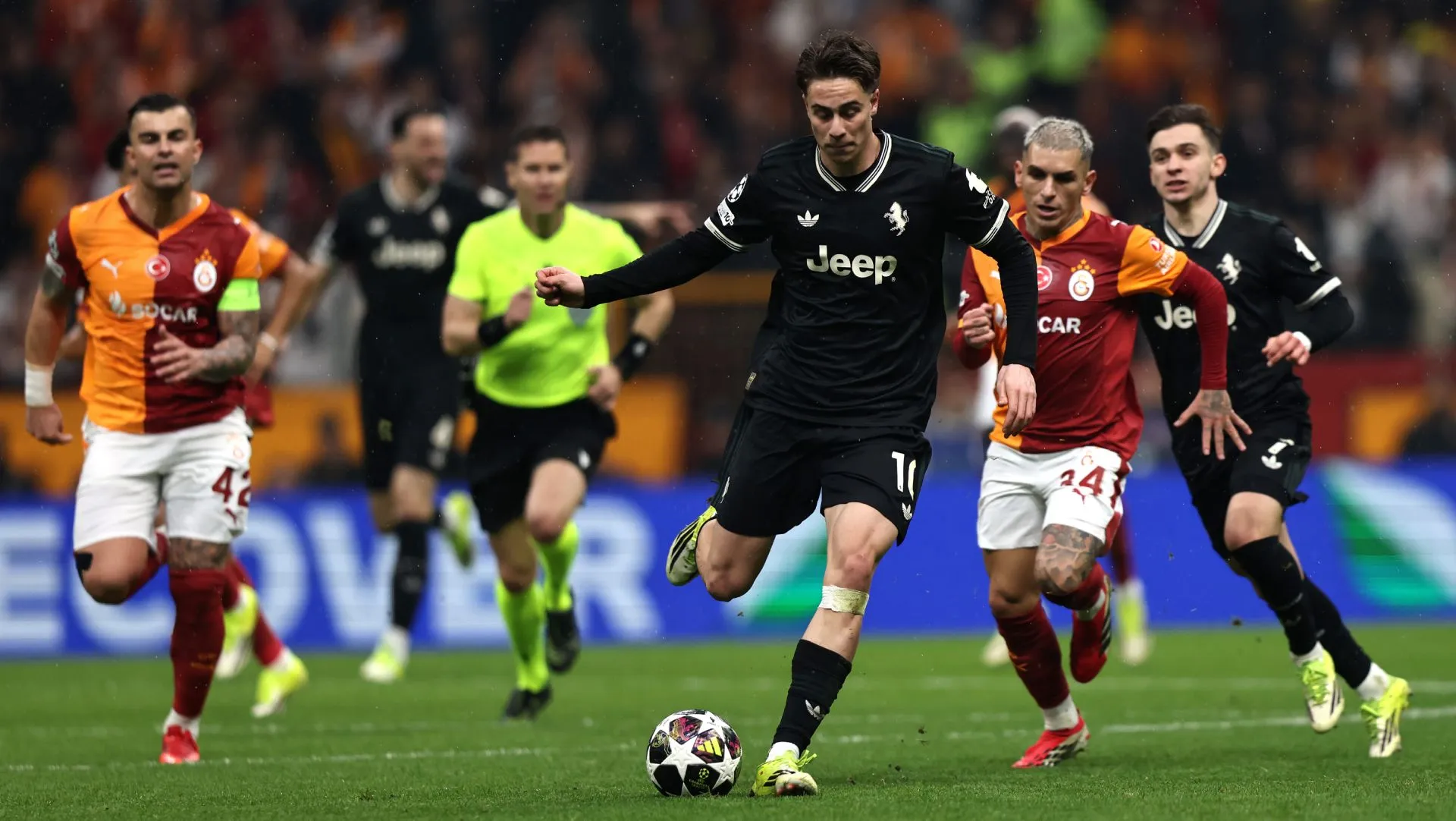 Kenan Yildiz, da Juventus, durante partida da Champions League. Foto: Burak Kara/Getty Images