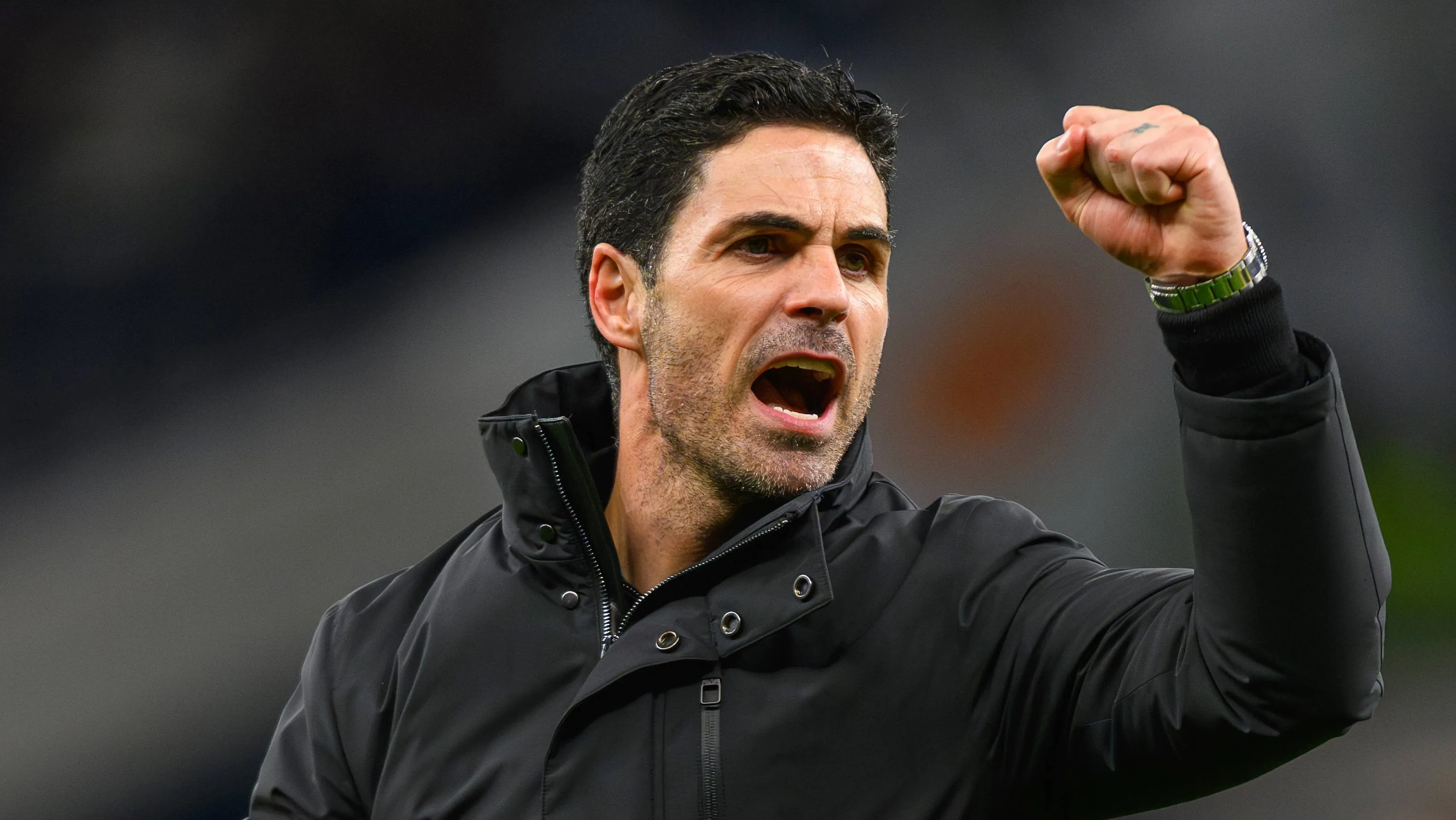 Arteta, em campo, comemorando