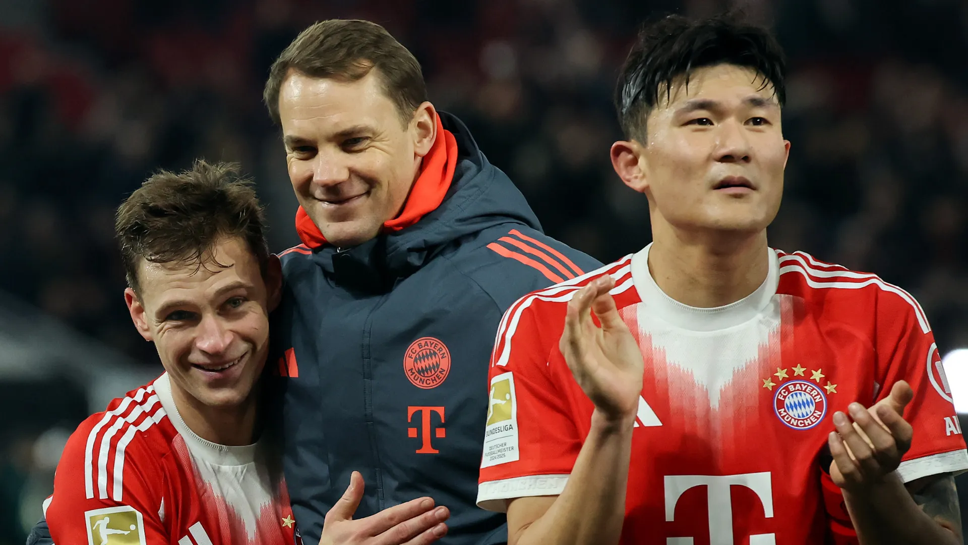 Kim Min-jae bate palmas ao lado de outros jogadores do Bayern de Munique