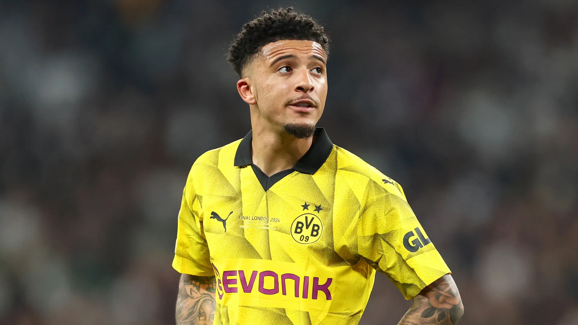 Jadon Sancho durante partida com a camisa amarela do Borussia Dortmund