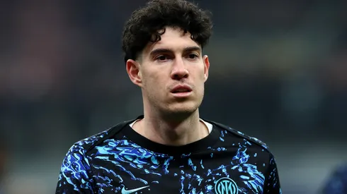 Bastoni em campo antes do início de um jogo da Inter. Foto: Marco Luzzani/Getty Images