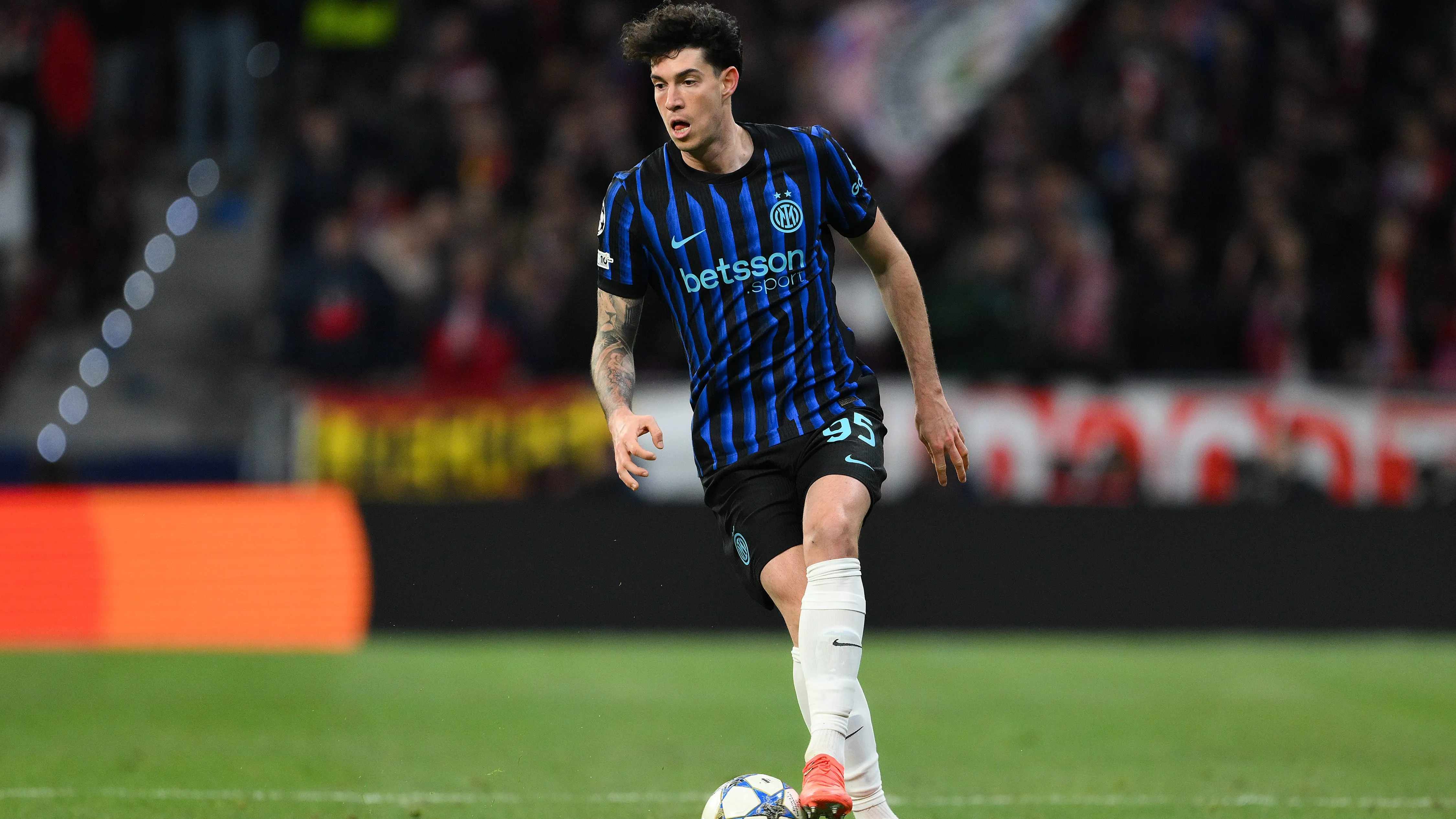 Alessandro Bastoni, alvo do Arsenal, em jogo da Inter de Milão. Foto: David Ramos/Getty Images