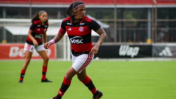 Fabi Simões volta a campo após seis meses afastada - Foto: Julliana Nascimento/Flamengo