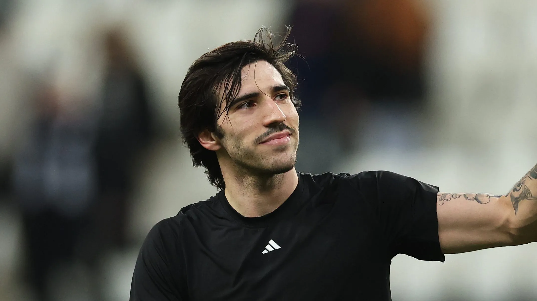 Tonali usando uma camisa preta, alvo do Manchester United