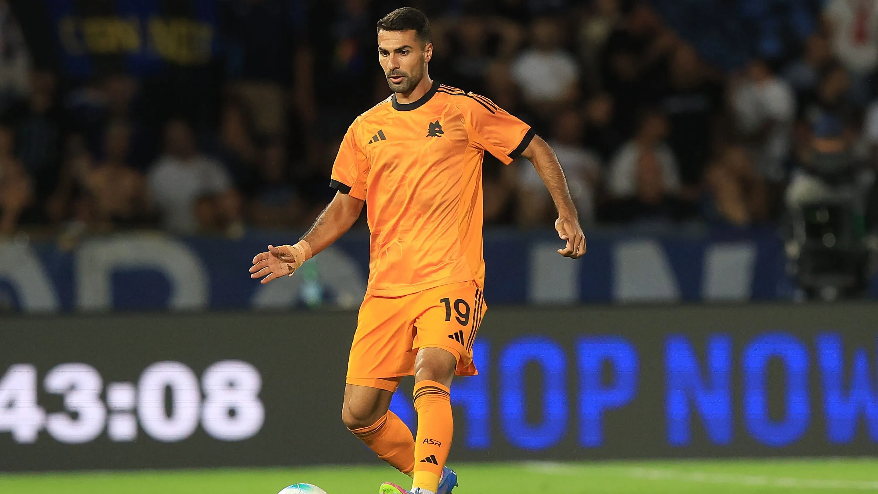 Zeki Celik, alvo do Manchester United, em jogo da Roma. Foto: Gabriele Maltinti/Getty Images