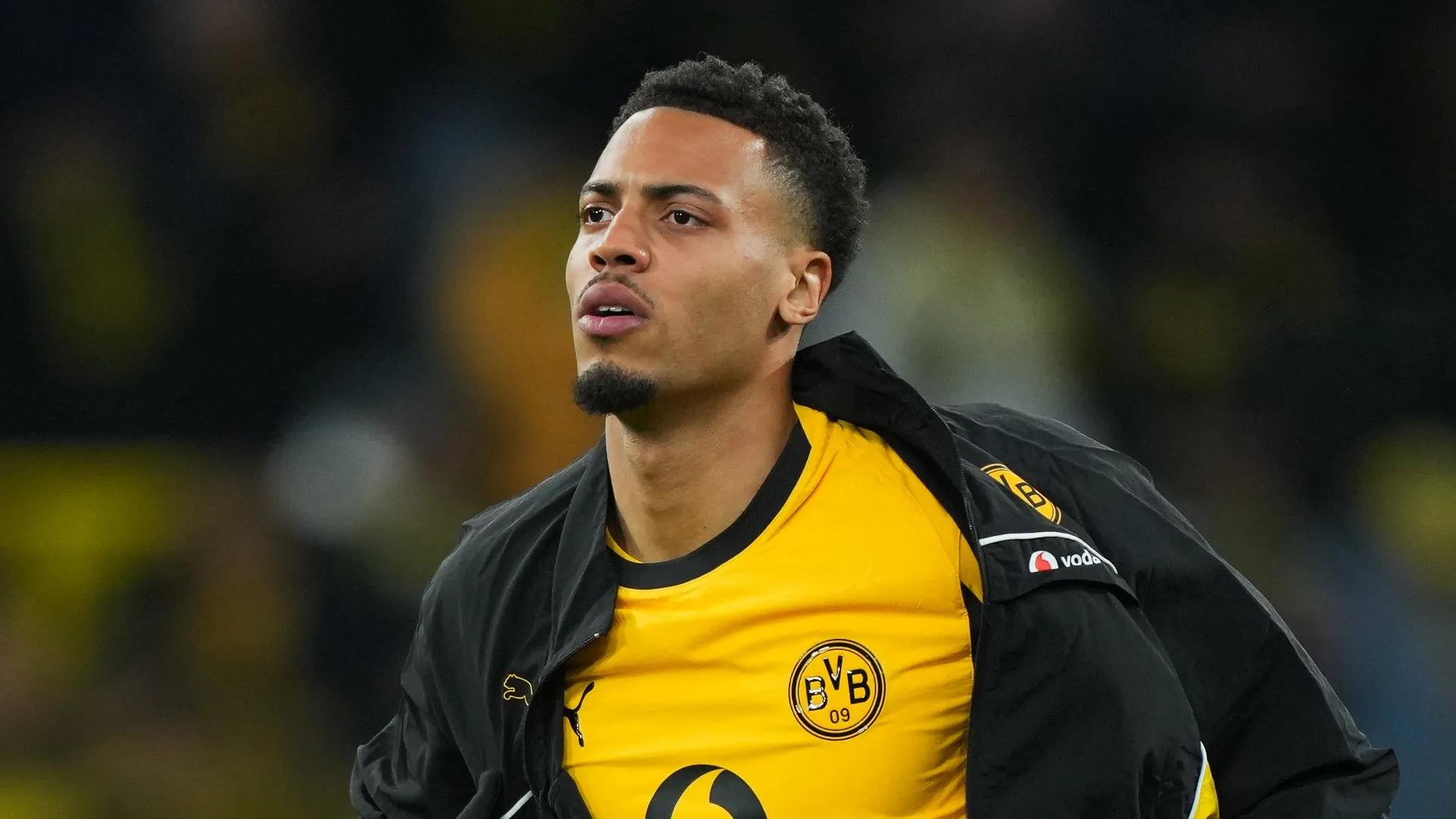 Felix Nmecha em campo pelo Dortmund