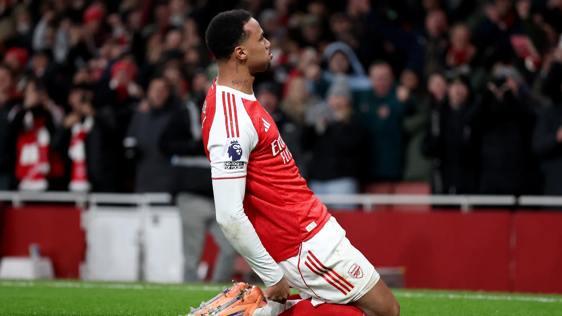 Gabriel Magalhães comemorando pelo Arsenal