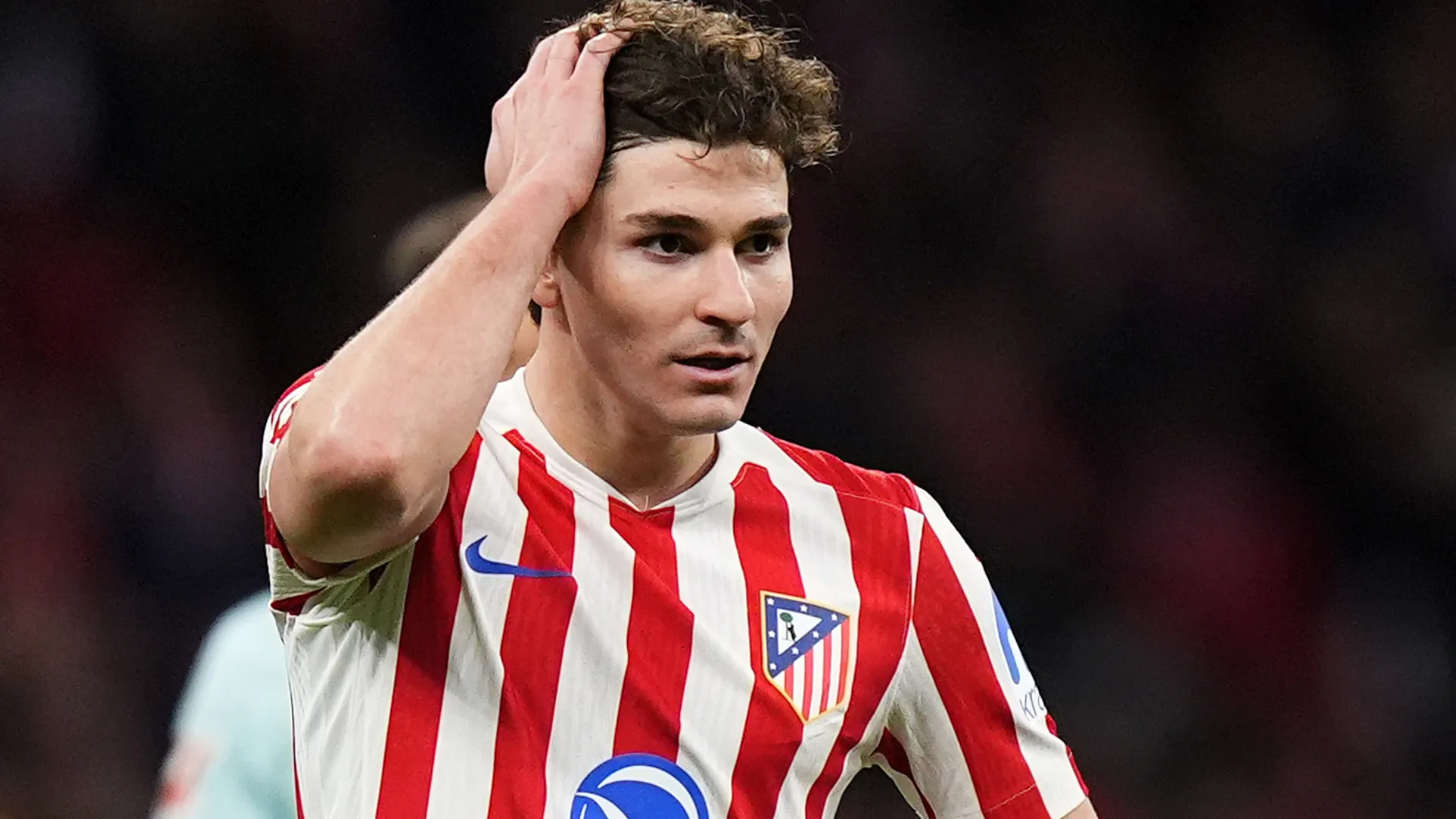 Julián Álvarez aparece com a mão na cabeça durante um jogo pelo Atlético de Madrid