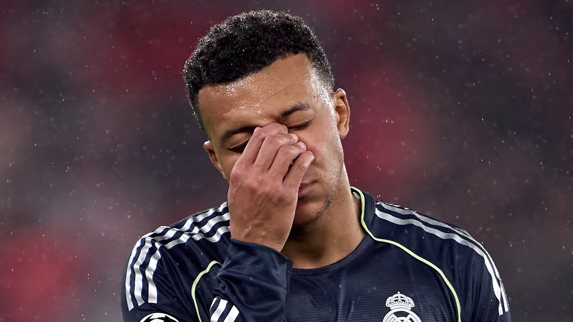 Kylian Mbappé lamenta durante partida do Real Madrid