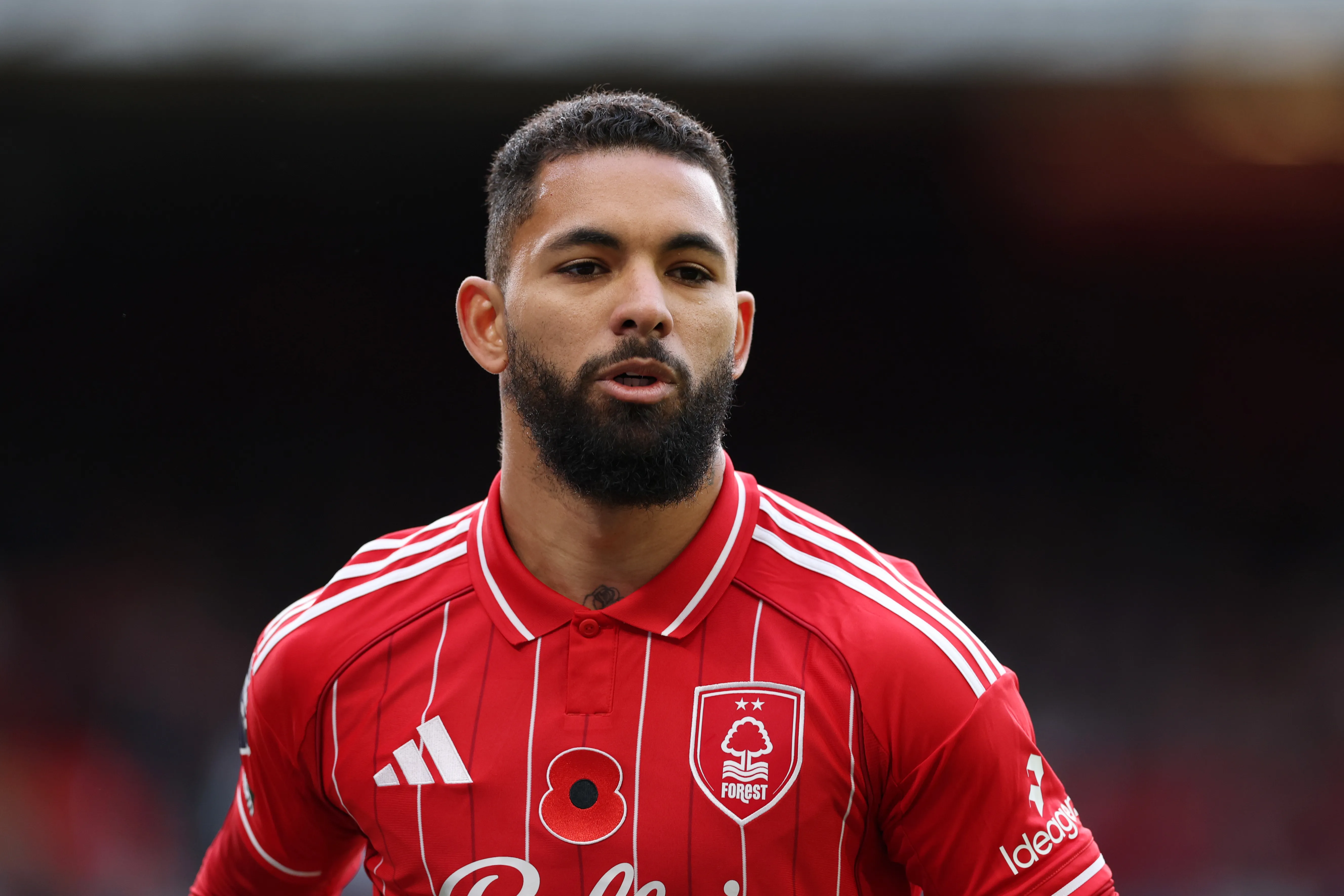 Douglas Luiz passou pelo Forest (Foto: Michael Regan/Getty Images)