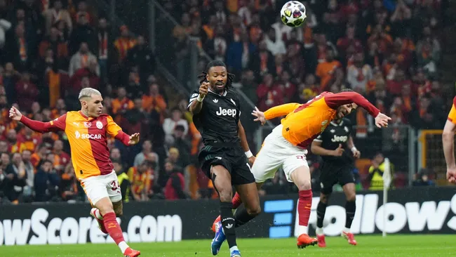Lucas Torreira, Baris Alper Yilmaz e Khephren Thuram durante partida Champions League. Foto: IMAGO/Foto de Seskim TR