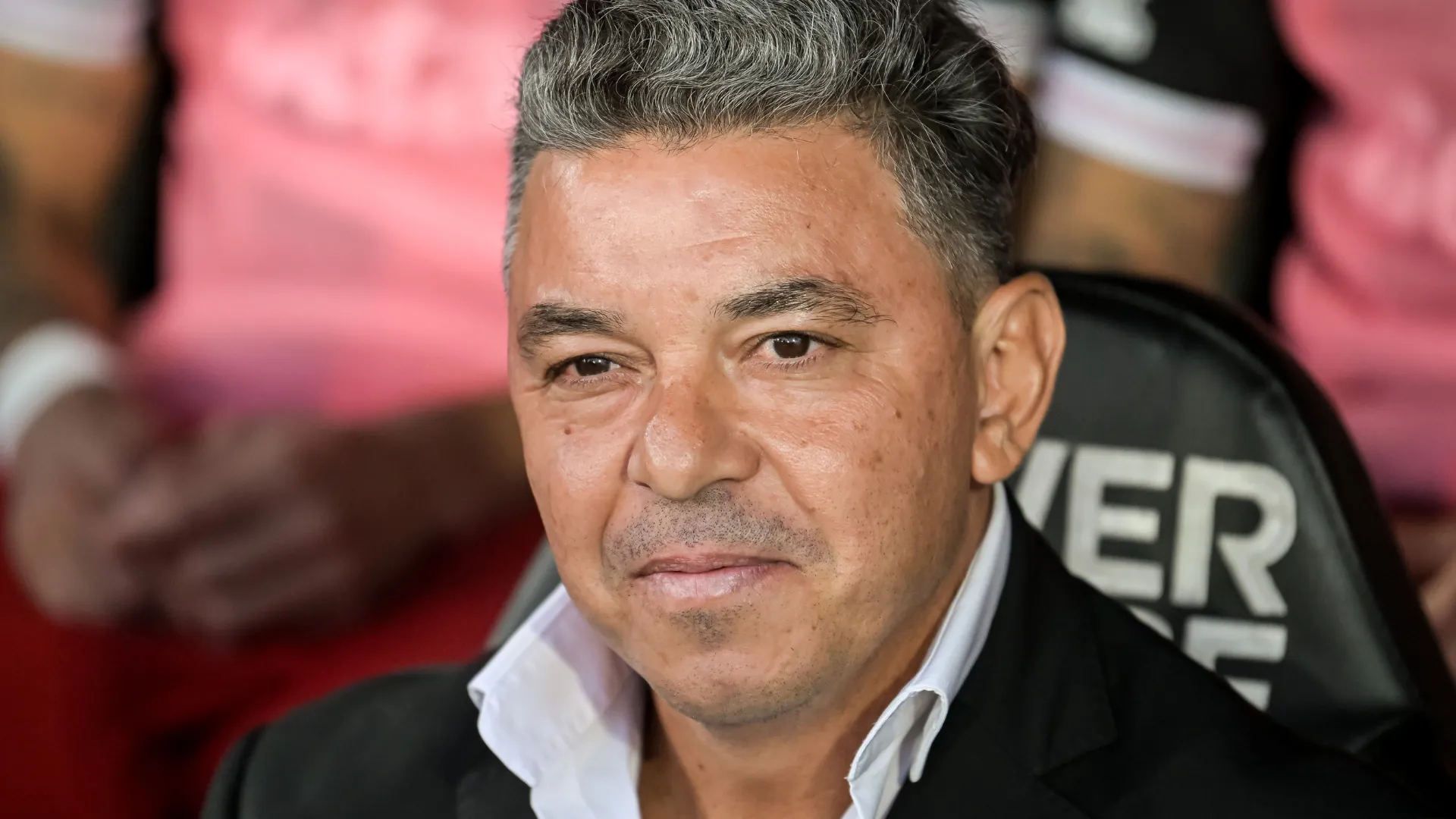 Marcelo Gallardo sentado no banco de reservas do River Plate