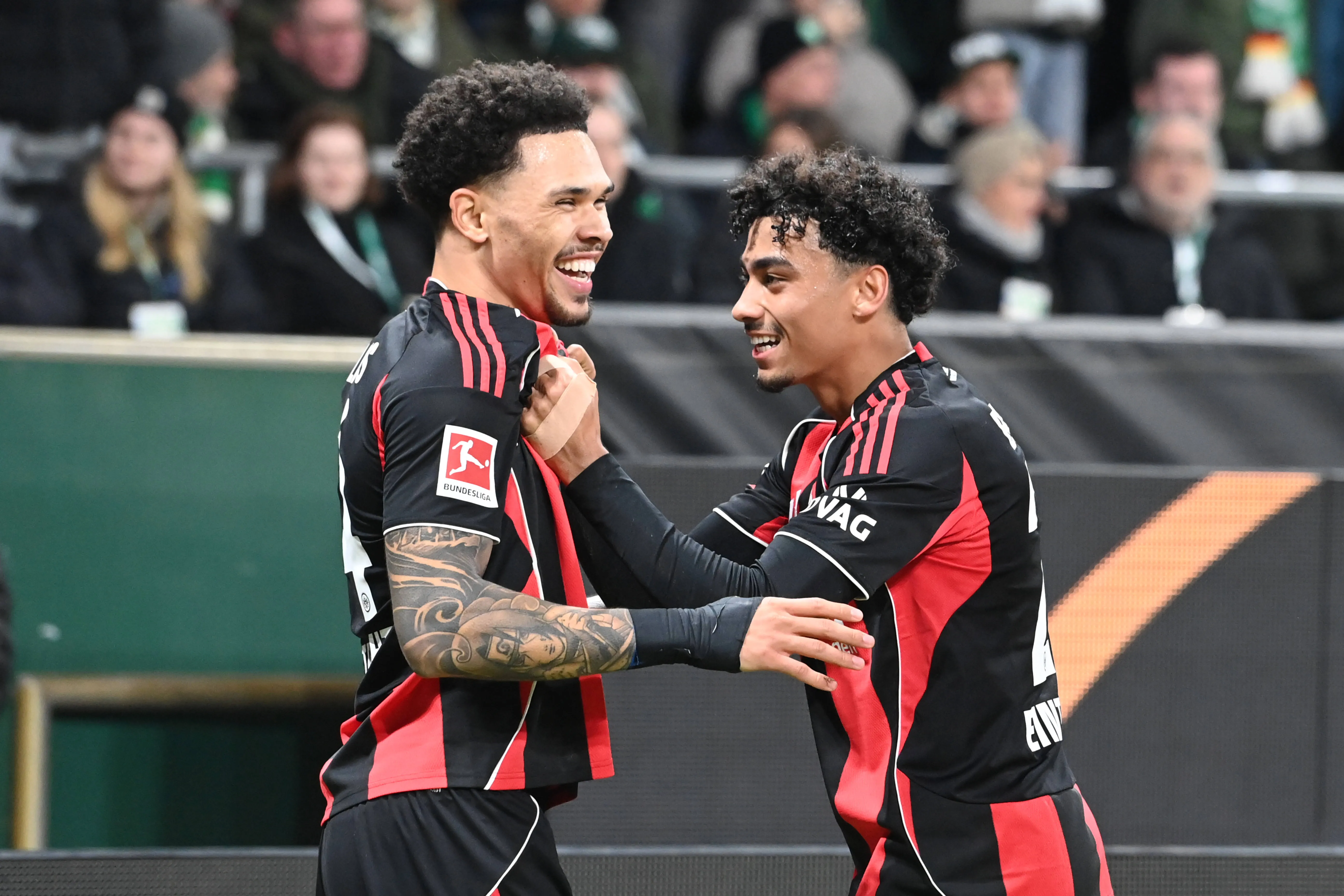 Nnamdi Collins e Nathaniel Brown,do Frankfurt. Ambos são alvos do Arsenal e Manchester City. Foto: IMAGO / Sven Simon