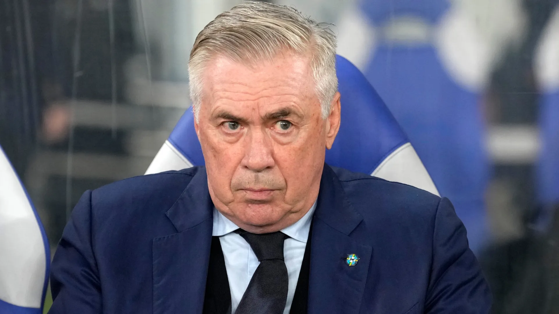 Carlo Ancelotti aparece com o rosto sério durante uma partida da Seleção Brasileira