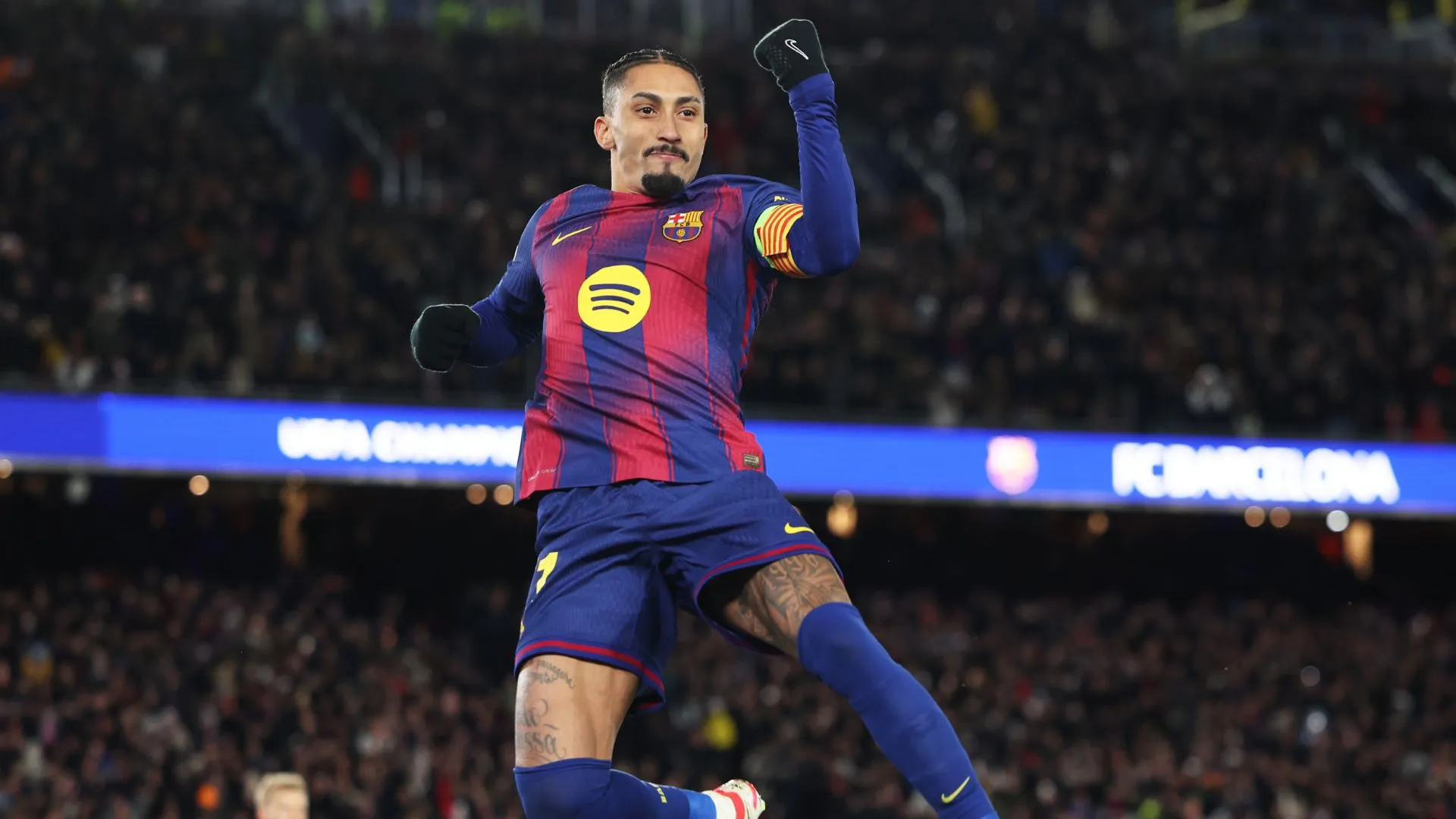 Raphinha é capitão do Barcelona (foto: Judit Cartiel/Getty Images)