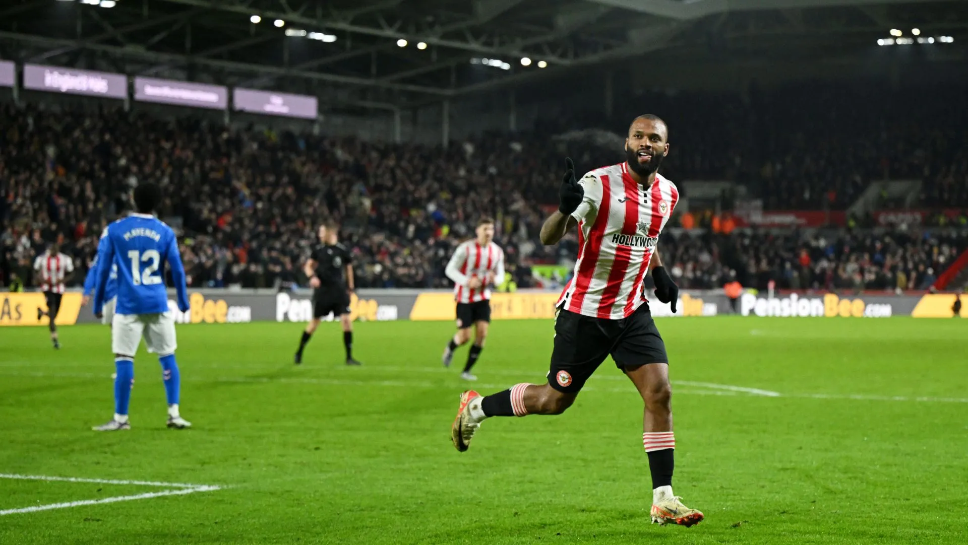 Igor Thiago, de Brentford, comemora gol durante partida da Premier League. Foto: Shaun Botterill/Getty Images