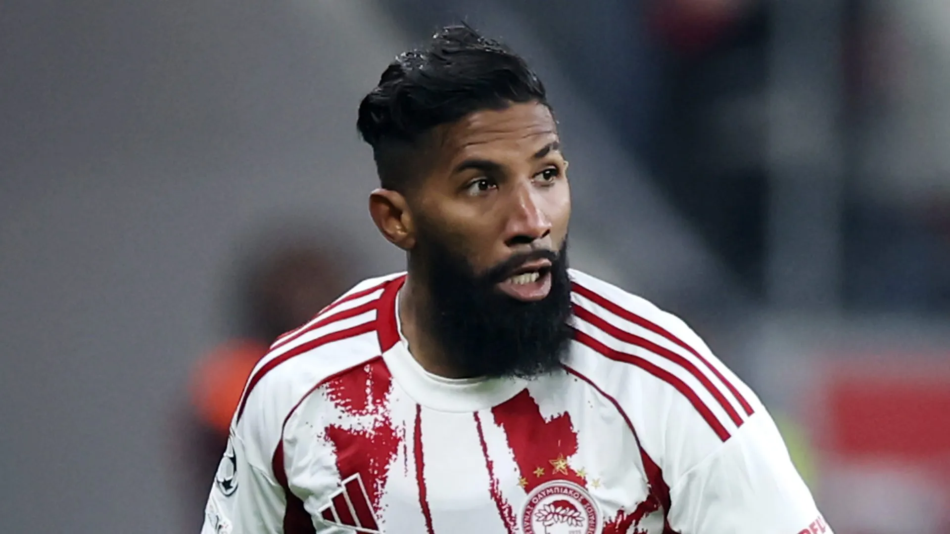 Rodinei, do Olympiacos FC, domina a bola durante a partida de volta dos play-offs da fase eliminatória da UEFA Champions League 2025/26 entre Bayer 04 Leverkusen e Olympiacos FC, na BayArena, em 24 de fevereiro de 2026, em Leverkusen, Alemanha. (Foto de Alex Grimm/Getty Images)