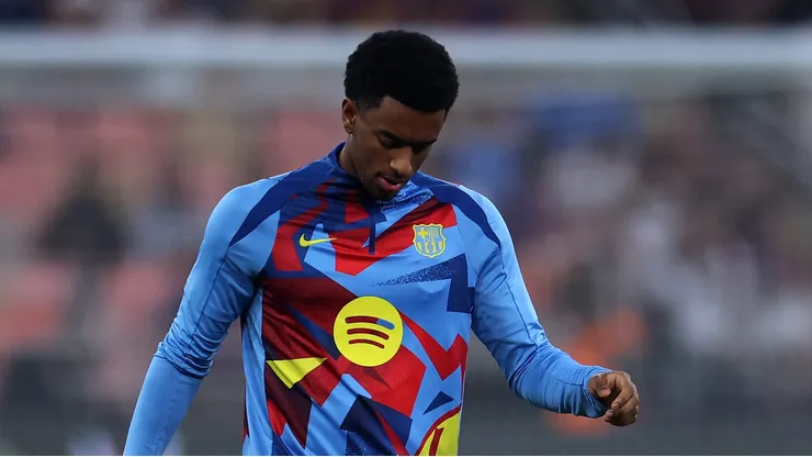 Barcelona declara Alejandro Balde inegociável e encerra rumores sobre Manchester United. (Foto de Yasser Bakhsh/Getty Images)