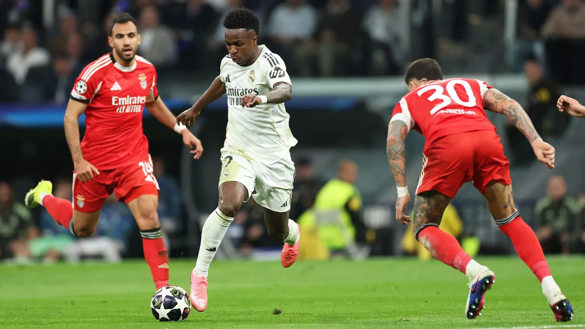 Lance de Vini Jr. no jogo entre Real Madrid e Benfica (foto: Clive Brunskill/Getty Images)