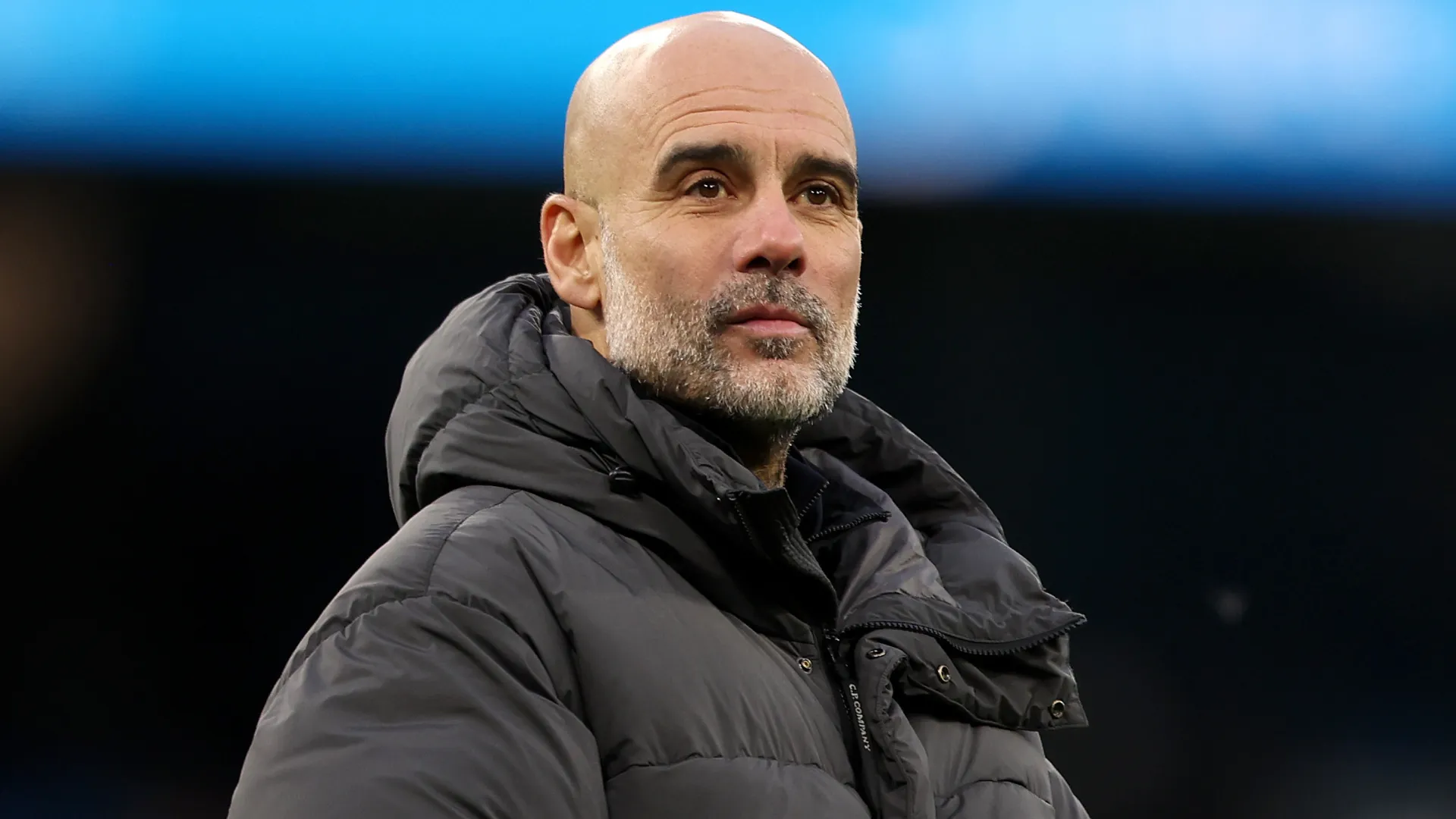 Guardiola aplaude os torcedores após uma partida do Manchester City