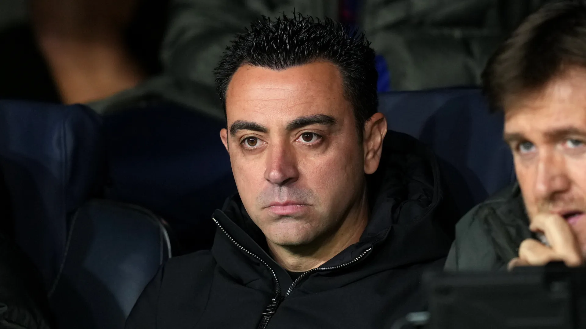 Xavi Hernández sentado no banco de reservas do Barcelona