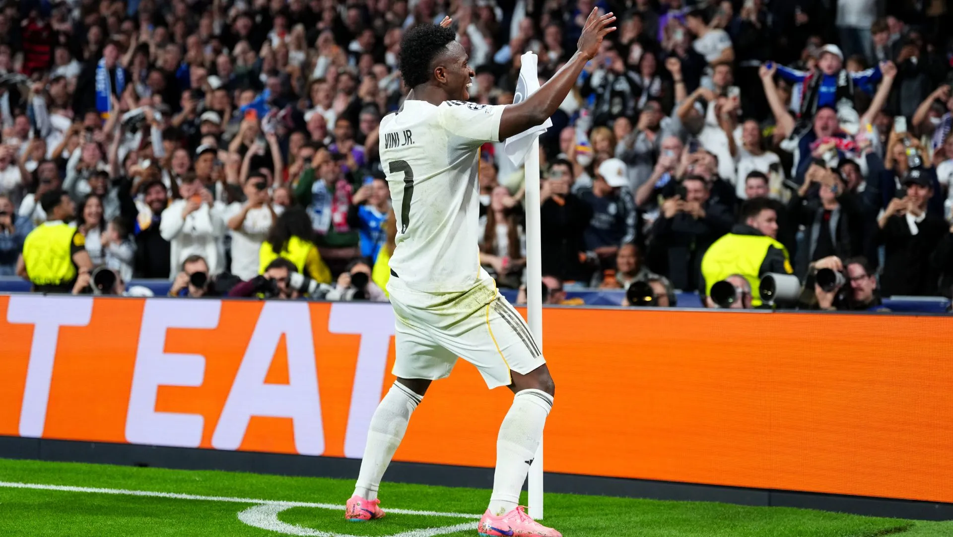 Vinicius Júnior comemora gol durante partida da Champions League. Foto: Angel Martinez/Getty Images