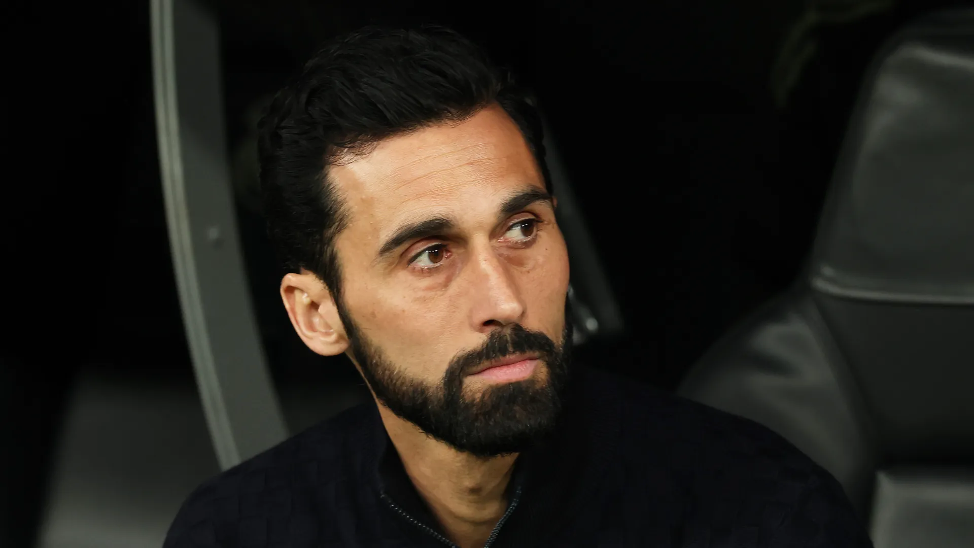 Álvaro Arbeloa no banco de reservas do Real Madrid em jogo contra o Benfica