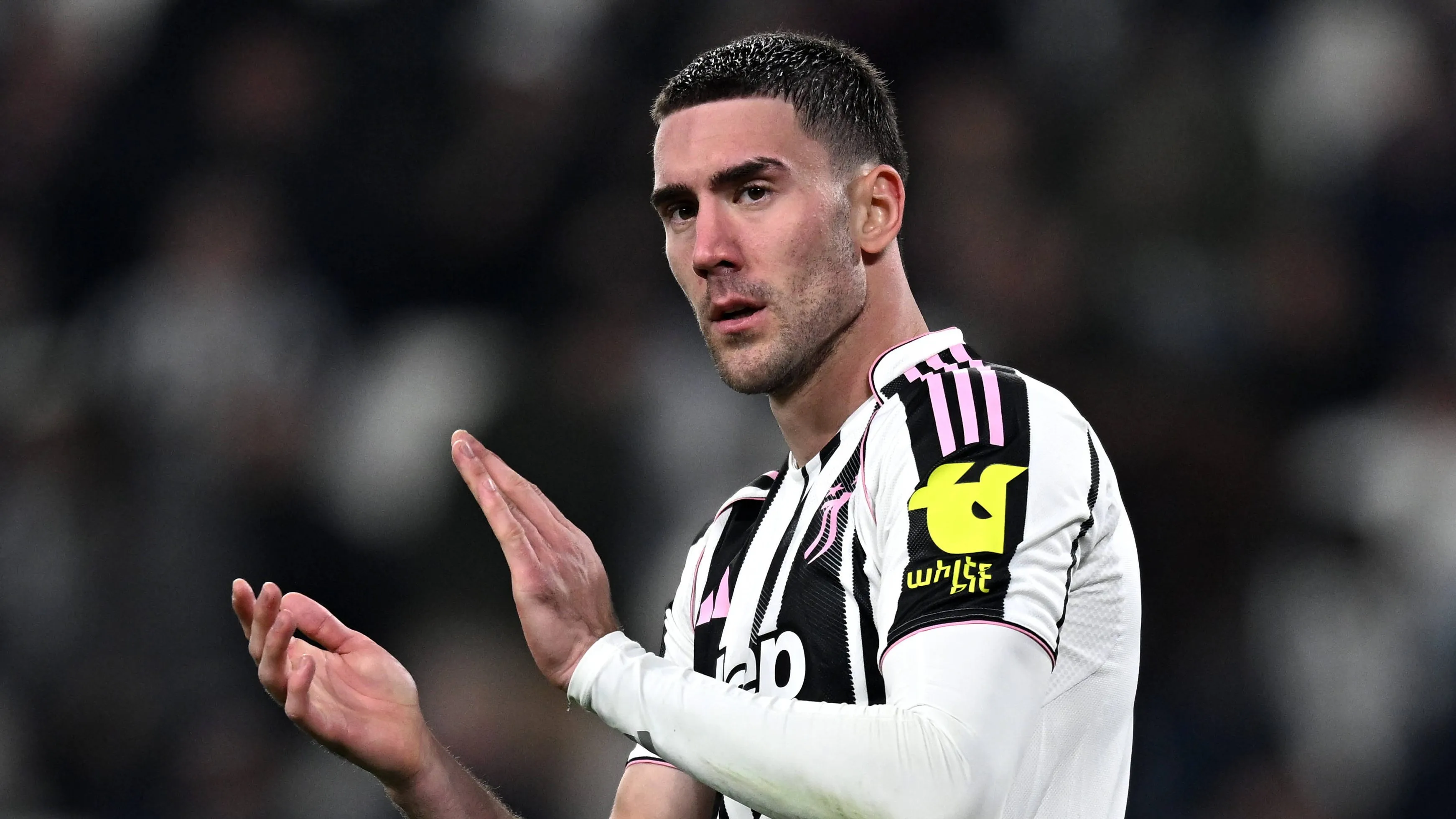 Vlahovic, em campo, aplaudindo