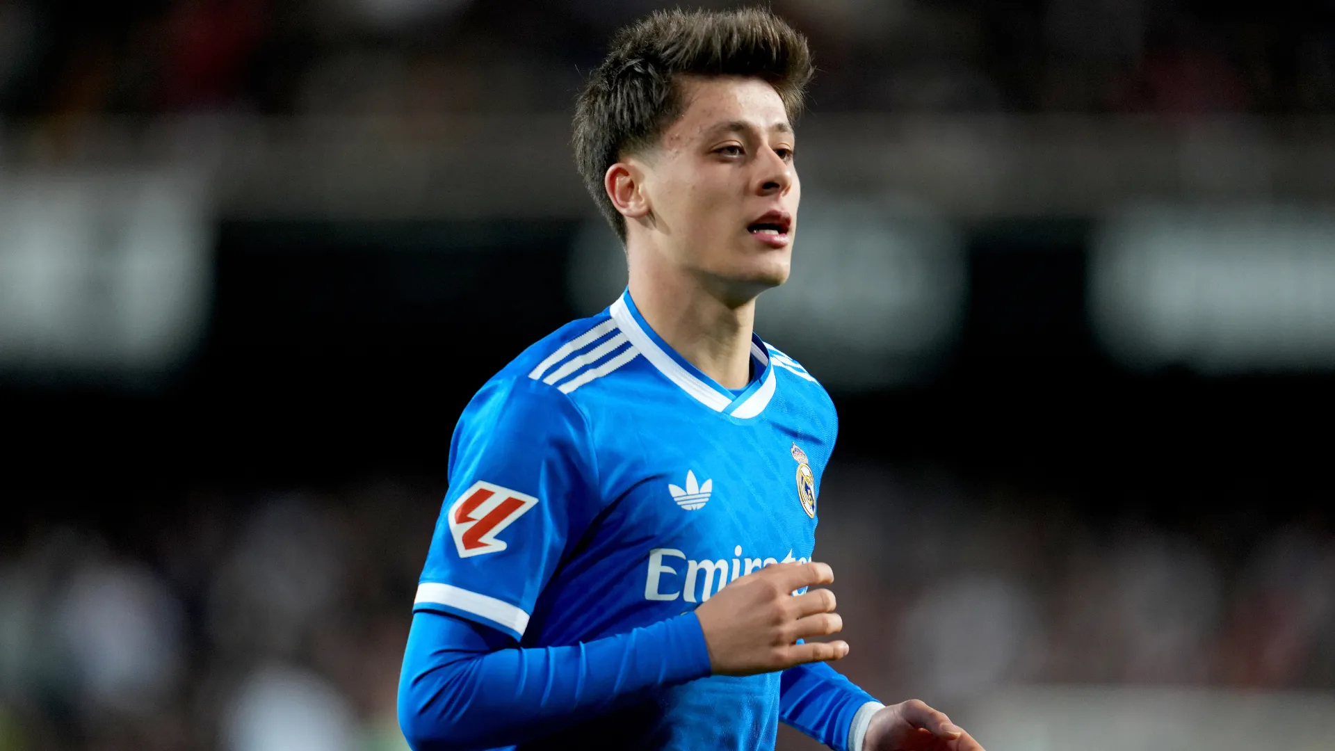 Arda Güler com a camisa azul do Real Madrid