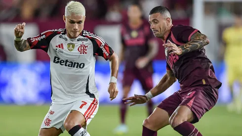 Luiz Araújo disputando uma jogada com Ramiro Carrera. Foto: Marcelo Endelli/Getty Images