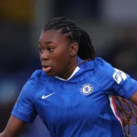 Chelsea fecha contrato profissional com Chloe Sarwie, de 17 anos