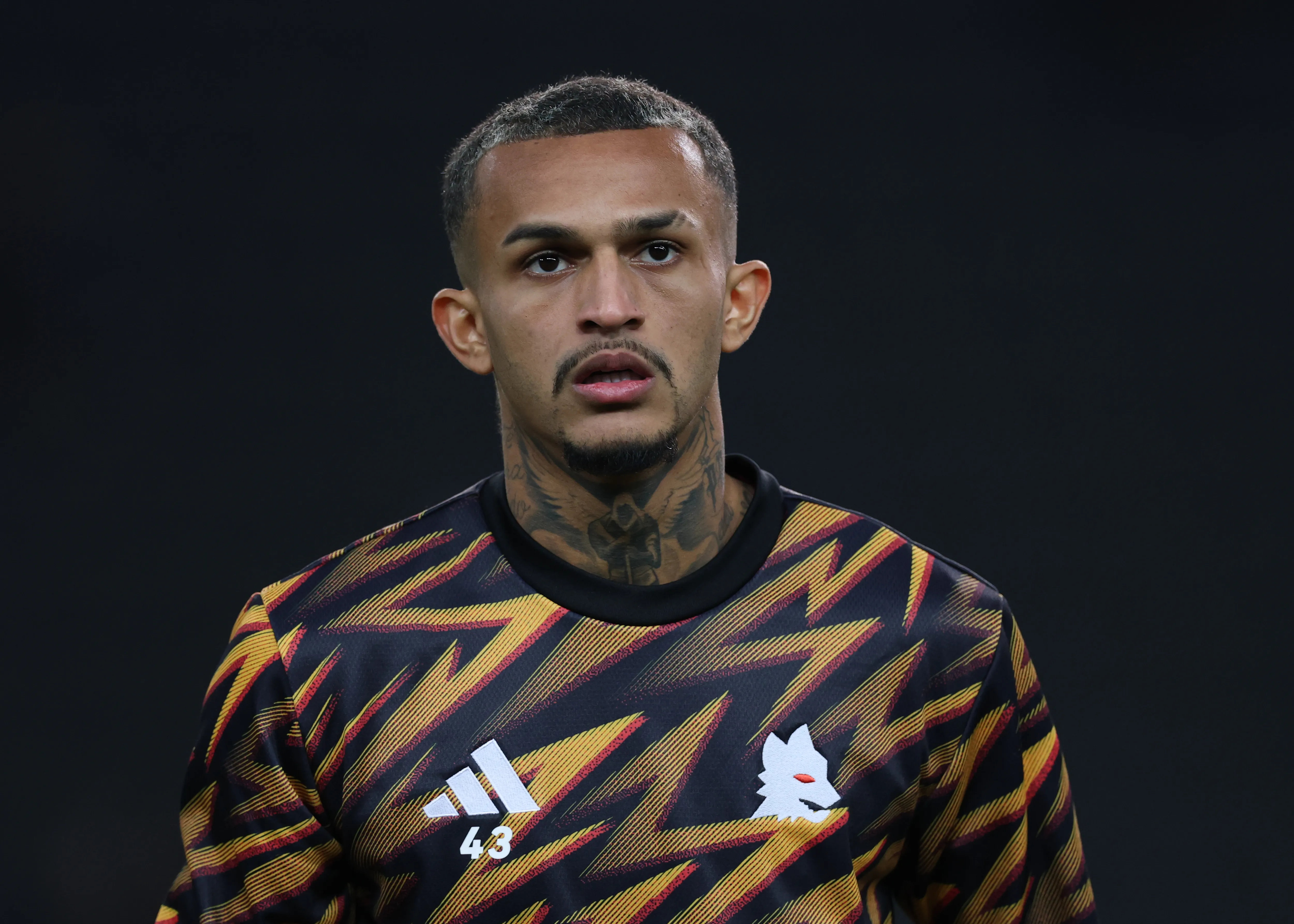 Wesley França, da Roma, observa durante o aquecimento antes da partida da Serie A entre Udinese Calcio e AS Roma, no Stadio Friuli, em 02 de fevereiro de 2026, em Udine, Itália. (Foto de Timothy Rogers/Getty Images)