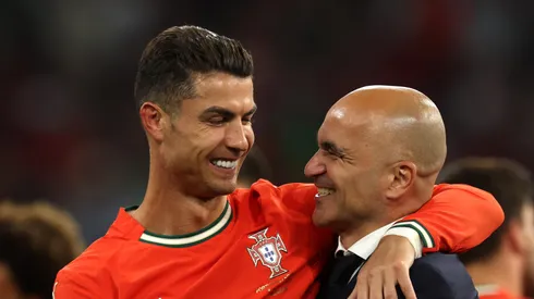 Roberto Martínez ao lado de Cristiano Ronaldo (Photo by Alexander Hassenstein/Getty Images)
