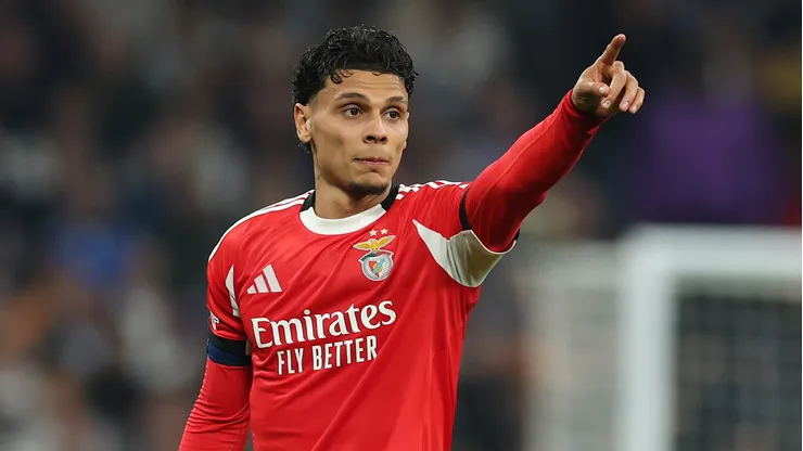 Torcida do Real Madrid pede a contratação de Richard Ríos, do Benfica, após jogo pela Champions League. (Foto: Clive Brunskill/Getty Images)