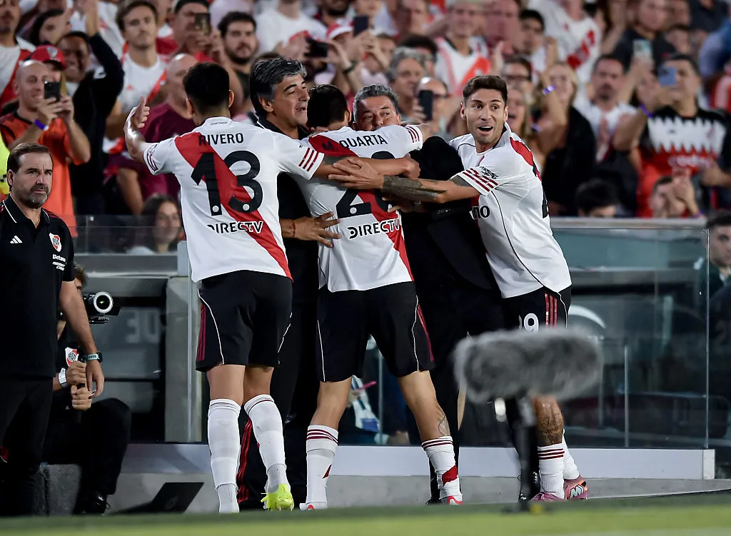 Marcelo Gallardo é abraçado pelos jogadores do River Plate. (Photo by Marcelo Endelli/Getty Images)