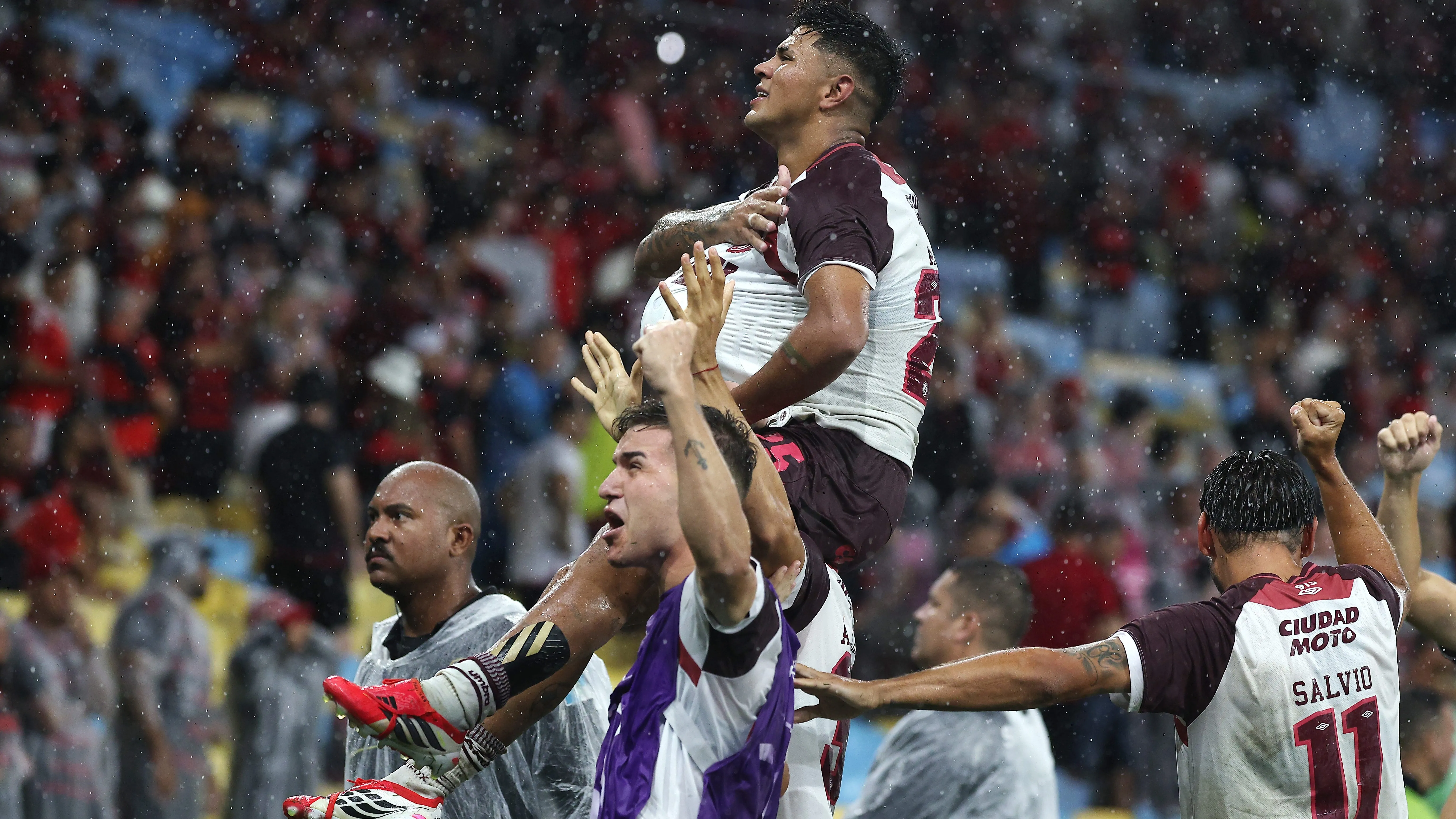 Jogadores do Lanús comemorando título sobre o Flamengo. Foto: Wagner Meier/Getty Images