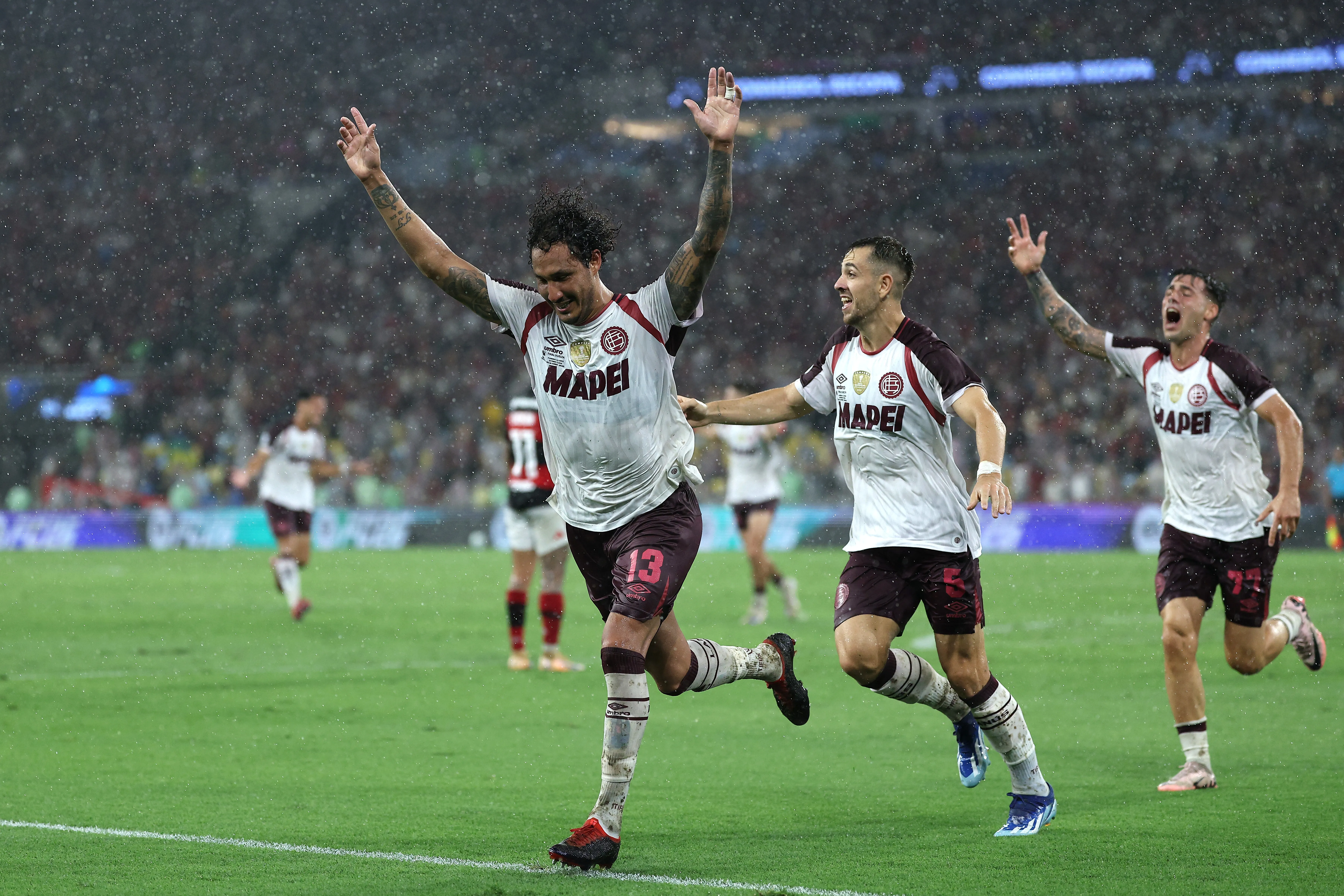 Jogadores do Lanús celebrando gol contra o Flamengo no Maracanã. (Foto: Wagner Meier/Getty Images)