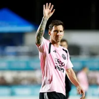Messi decide vitória e é derrubado por torcedor em amistoso