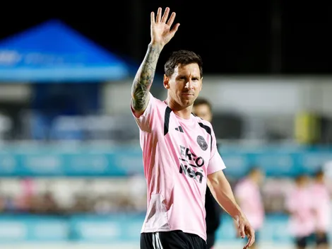 Messi decide vitória e é derrubado por torcedor em amistoso