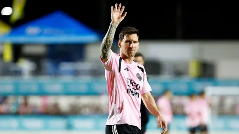 Messi acenando aos fãs