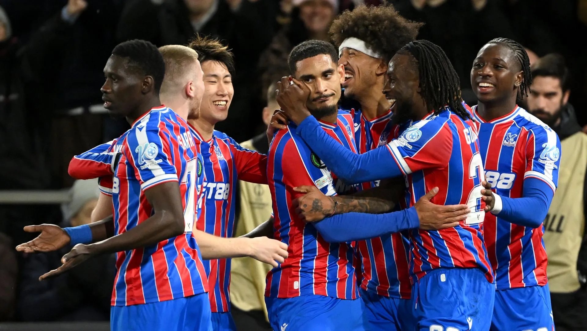Crystal Palace comemora gol durante partida da Conference League. Foto: Mike Hewitt/Getty Images
