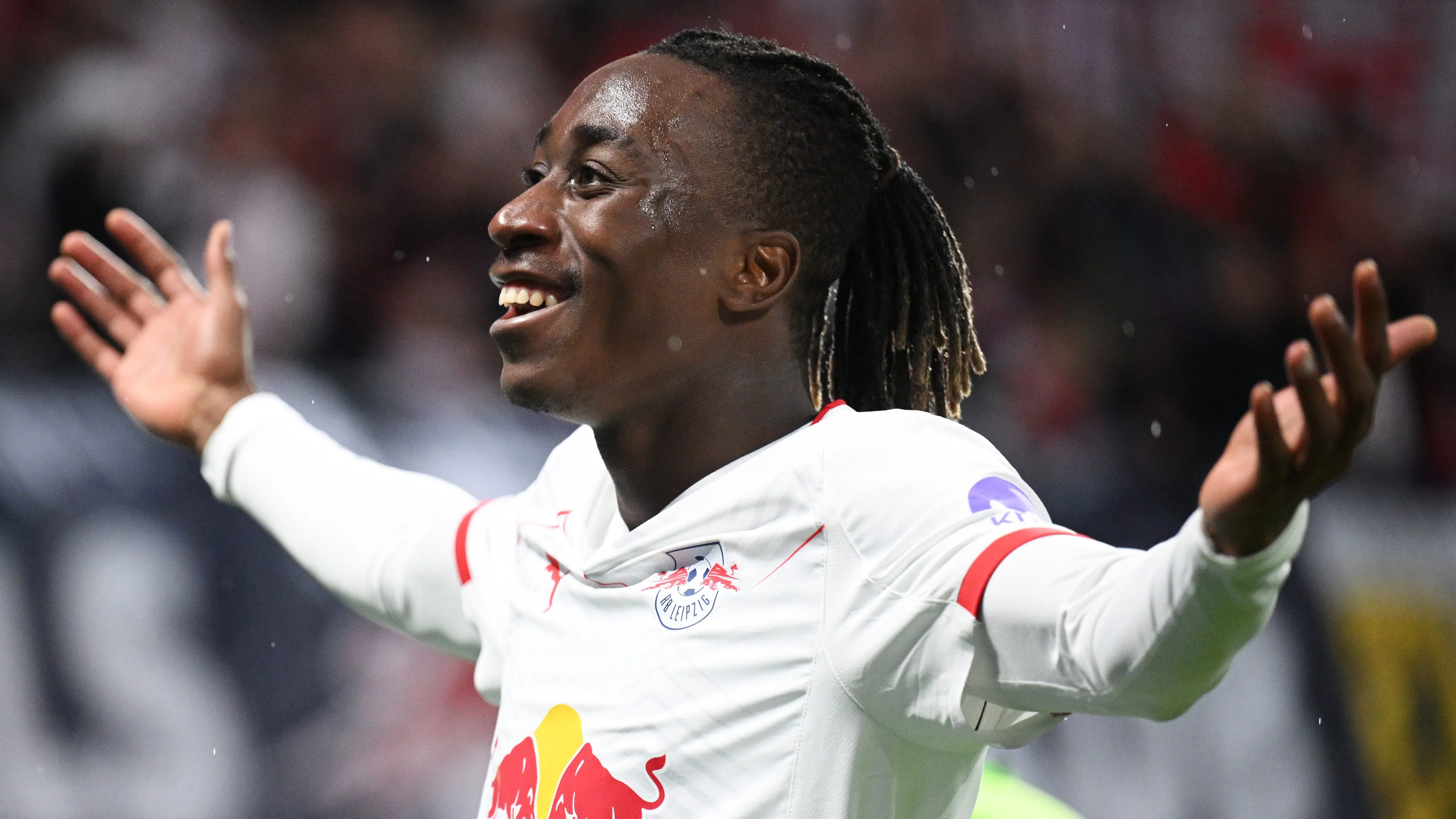 Yan Diomande, alvo do Liverpool, em jogo do RB Leipzig. Foto: Stuart Franklin/Getty Images